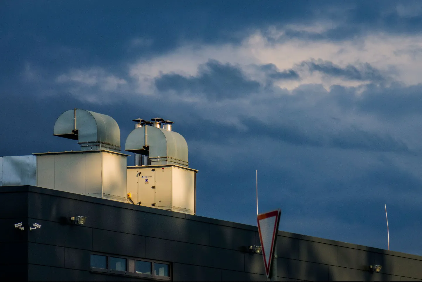 Office air conditioning and ventilation
